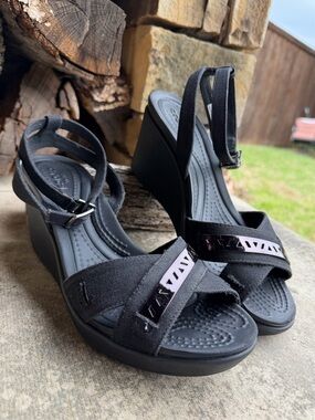 Crocs Leigh II Cross Strap Comfort Wedge Sandals in Black Sz-8. L